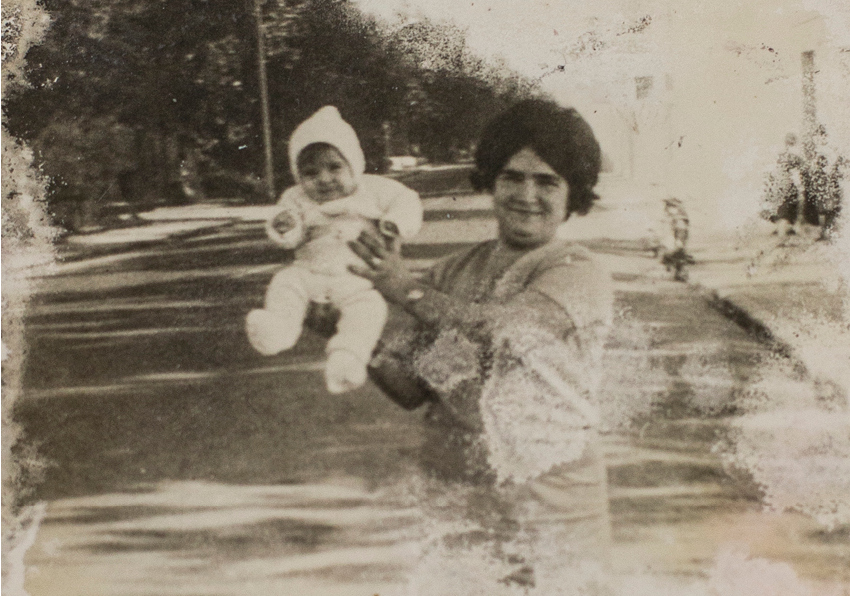 event image:Foto antigua de mujer con niño
