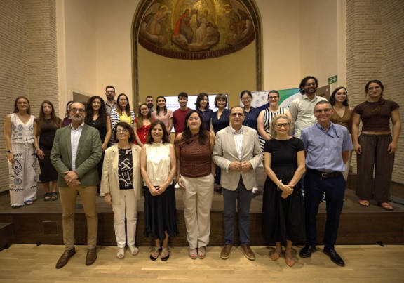Doctorandas y doctorandos participantes en la Jornada, con el rector de la Universitat de València, Juan Luis Gandía; y la directora de la Escola de Doctorat de la UV, María Amparo Tórtola. - imatge 0