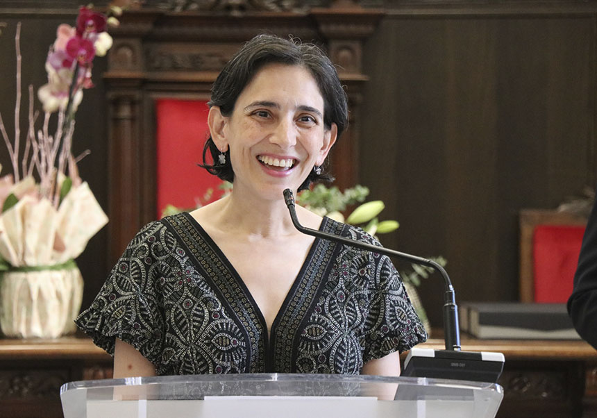 La profesora de la Universiat de València Isabel Cordero durante la entrega del premio.
