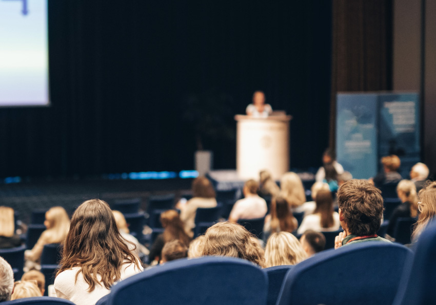 event image:Públic a la conferència inaugural de la Universitat d'Estiu