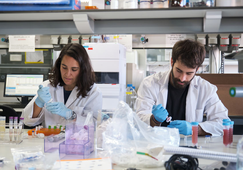 Imagen del evento:Dos investigadores en un laboratorio.