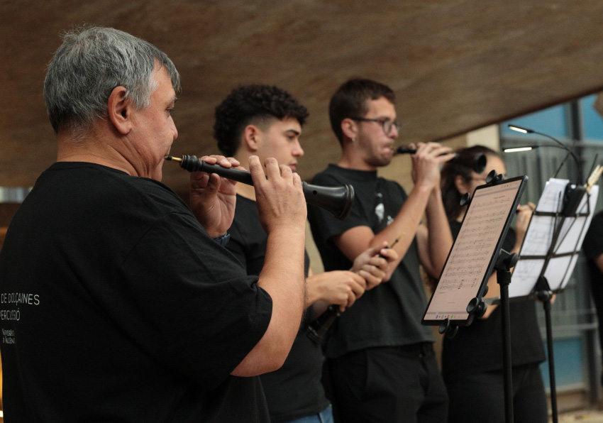 event image:Membres de la Colla de Dolçaines i Percussió UV tocant la dolçaina durant una actuació
