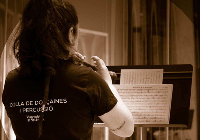 event image:Una estudiante de la Colla UV toca la dulzaina.