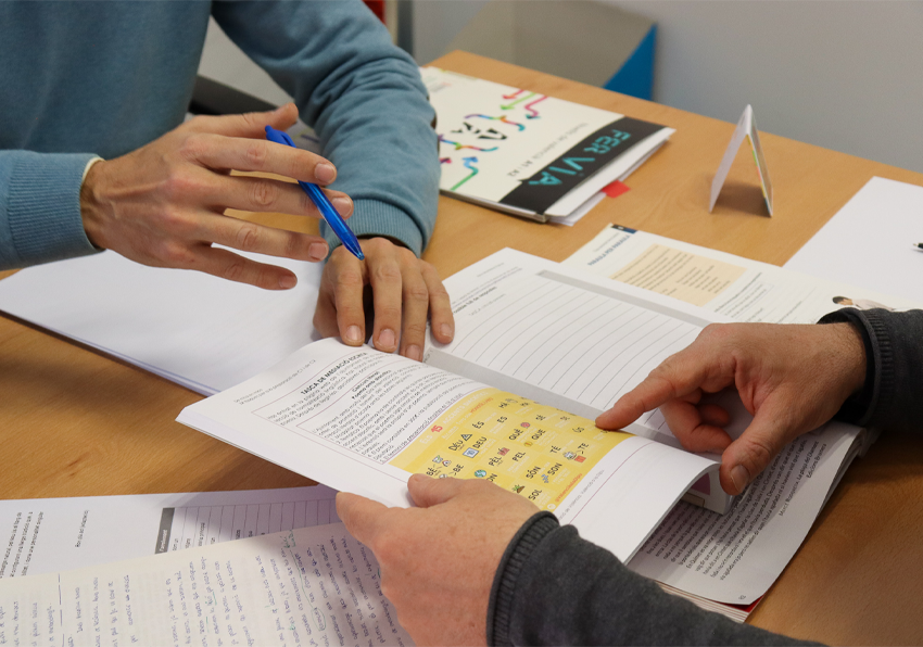 Imagen del evento:La mesa del técnico del CAL con el material de una tutoría de valenciano.