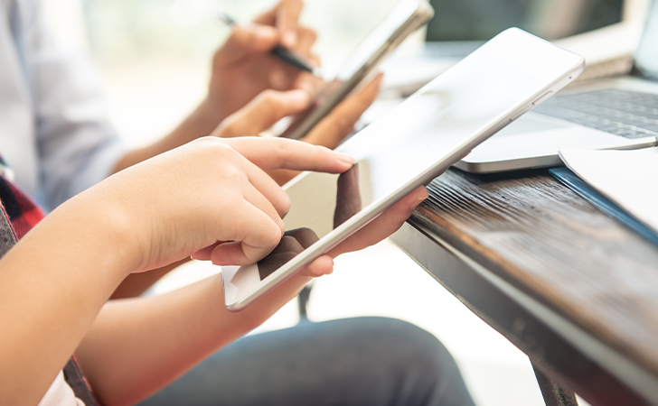Personas leyendo en una tablet