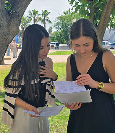 Estudiantes consultando documentación