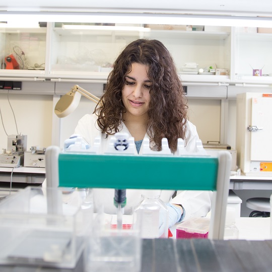 Una estudiante en el laboratorio.