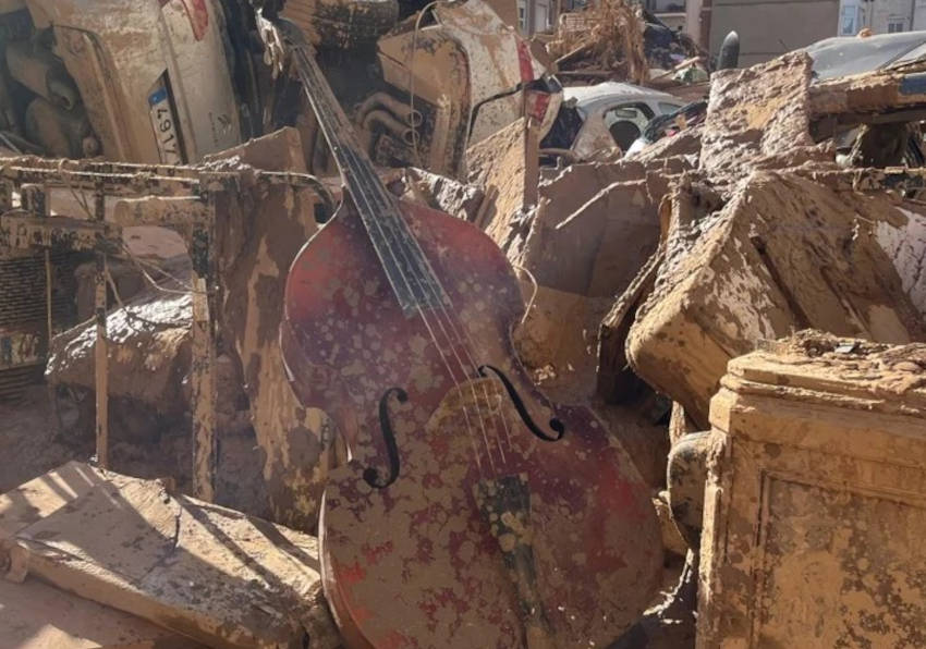 event image:Violonchelo dañado por la dana en Paiporta.