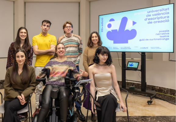Guanyadors i guanyadores dels Premis UV d'Escriptura junt al Delegat d'Estudiants, Marcos Durà - imatge 0