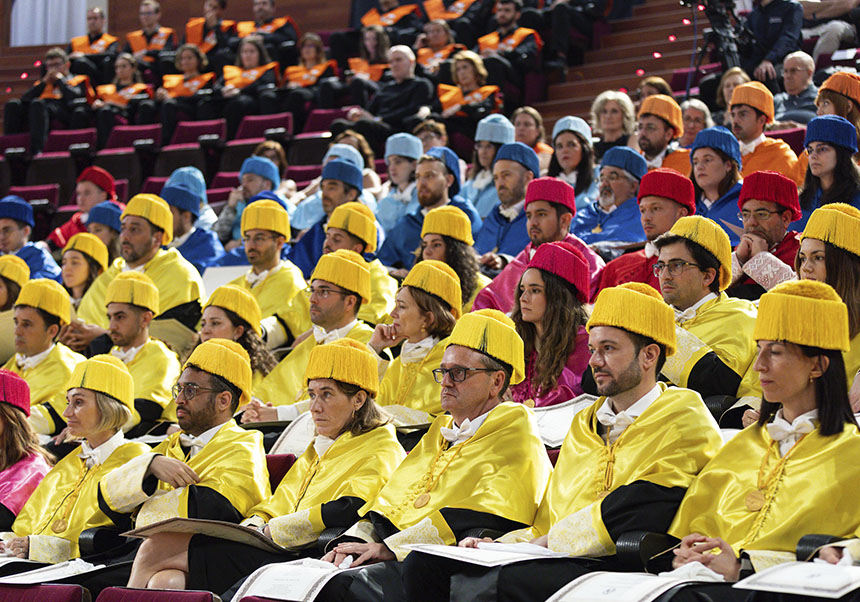 nuevos doctores durante el discurso de la rectora - imatge 0