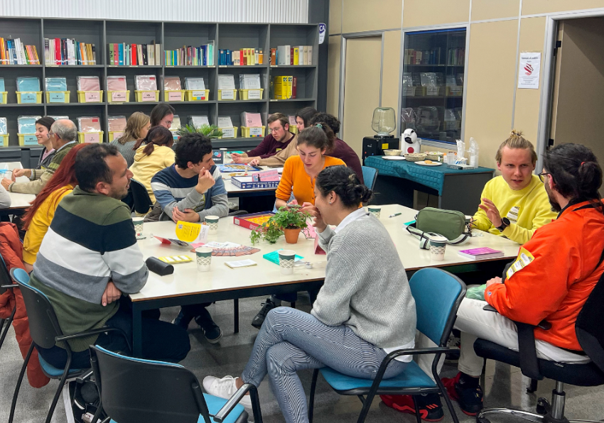 event image:A group of people exchange languages in an activity organised by the Burjassot-Paterna Languages Learning Centre.
