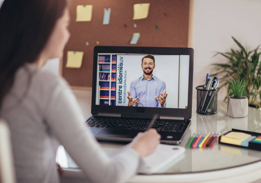 Imagen del evento:Imagen gráfica de los cursos en línea del Centre d'Idiomes UV para 2025-2026.